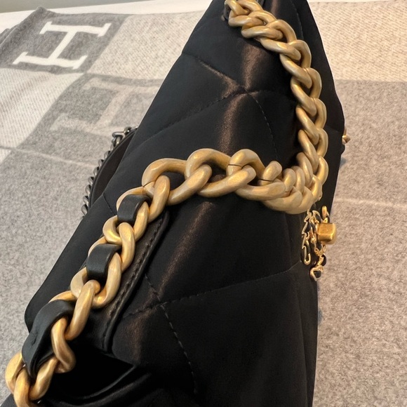 SOLD ON VESTIARE!!! Chanel 19 BRAND NEW - Picture 7 of 8